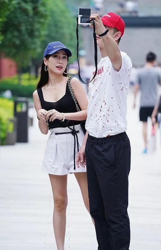 街拍女孩：青春亮丽肌肤嫩白，勾勒迷人身材！