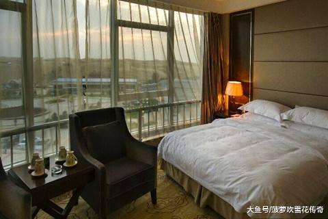 自驾游时就算花钱住酒店，也不要窝在车里睡，老司机：我不想丢命