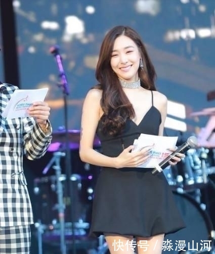  『礼裙』这是黄美英？身穿礼裙尽显小蛮腰大长腿，网友：这身材好到不敢看