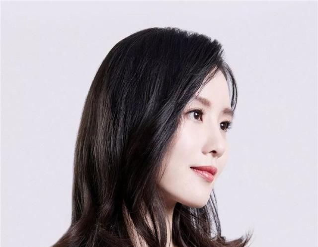  自然大方@四十岁女人,别总是留短发,3种减龄发型,妩媚动人显年轻!
