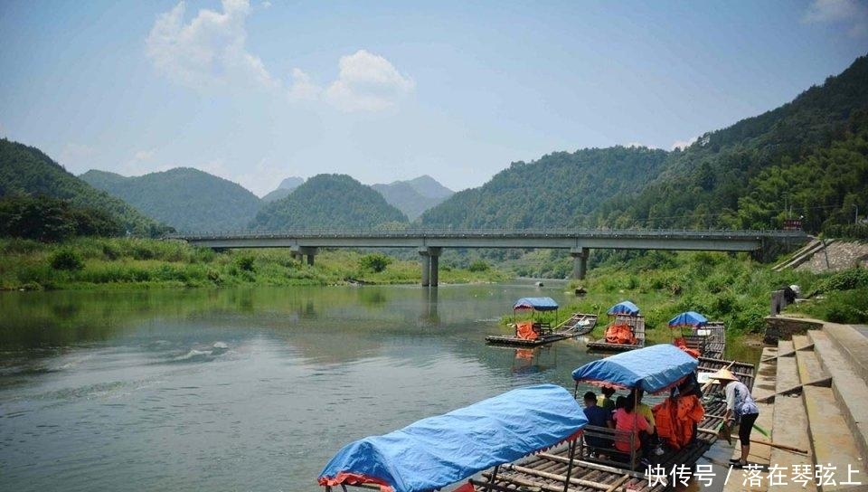 山村大妈在箩筐里装满玩具，逢人边追边说好话，看看干啥