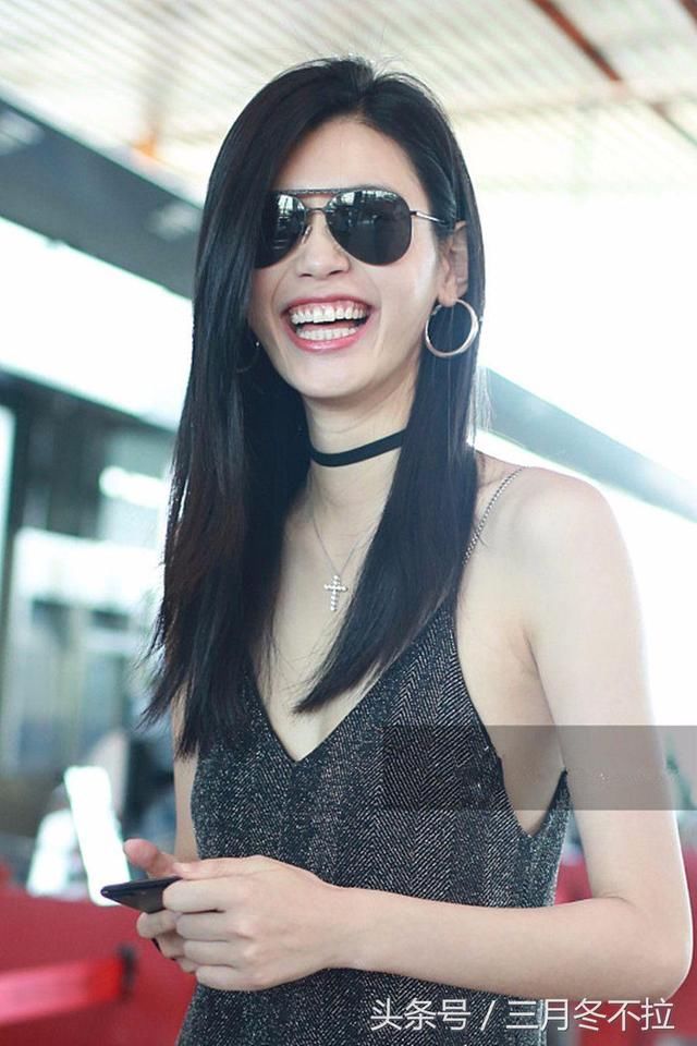 奚梦瑶与吊带裙，惊奇：奚姐总穿吊带裙，吊带裙总遮不住内衣