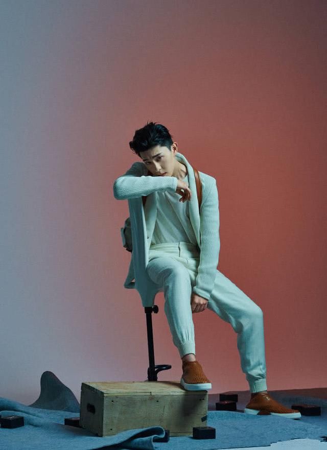 邓伦仅仅穿了条西装裤，竟气场全开潮流到炸，就算被抓拍也帅到晕