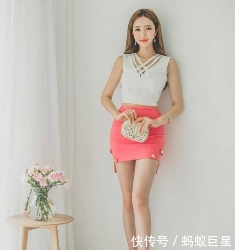 美女■街拍美女:身材高挑的小姐姐,短裙搭配高跟鞋,很是显眼