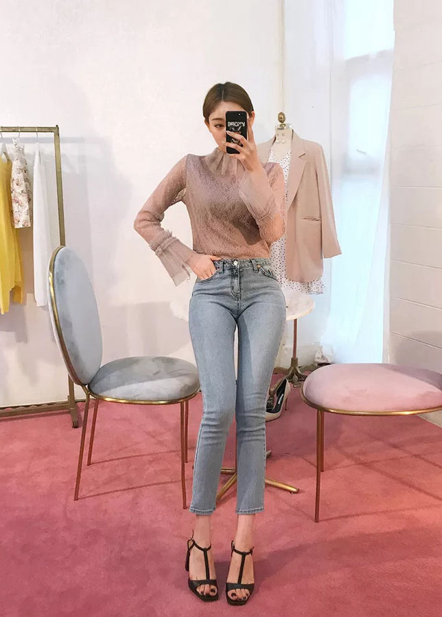 绽放青春的牛仔裤美女,高尚中彰显时髦,尽显女人之美