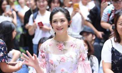 谢娜产后穿仙女裙亮相 脚上的尼龙袜配厚底凉鞋 穿出了丐帮的感觉