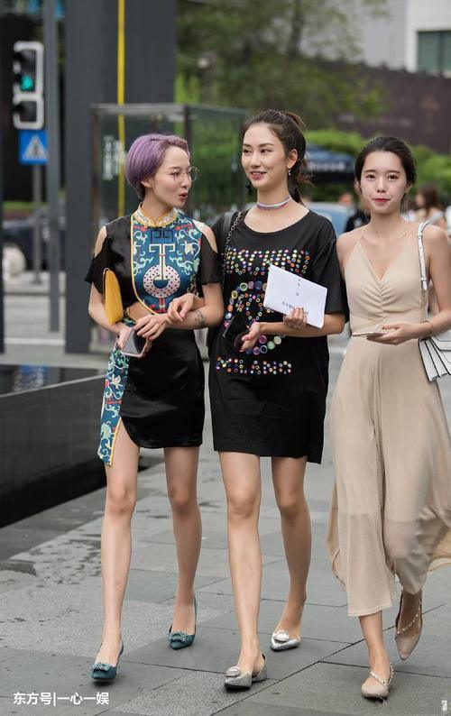 街拍:小清新的甜美风的美女,养眼不俗时髦指数高!