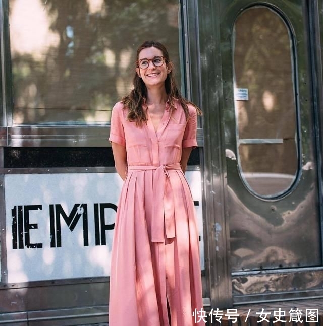  「齐胸」肯豆街头性感吸睛，穿齐胸上衣为防走光用手遮，真是大秀完美胸型