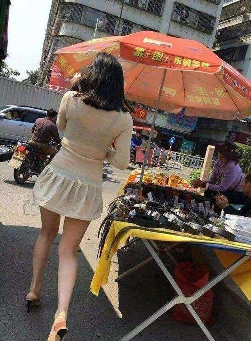 街拍：穿透视紧身裙的辣妈，好身材挡不住