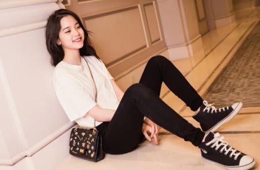 欧阳娜娜也去上学了，穿健身裤显活力，真想和这样的学妹成校友！