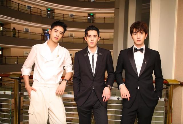 王鹤棣梁靖康吴希泽亮相ELLE时尚大典 造型养眼尽展时尚品味