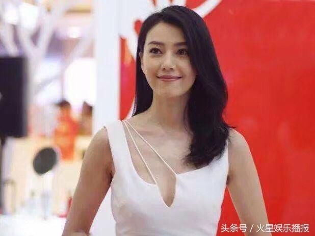 高圆圆身着性感白色连衣裙亮相活动 吊带貌似跑偏了