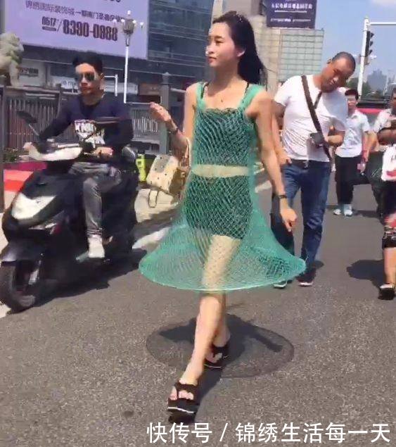 暴露■女子街头身着渔网,安全裤暴露在外,路人纷纷拍照,大家都看呆了
