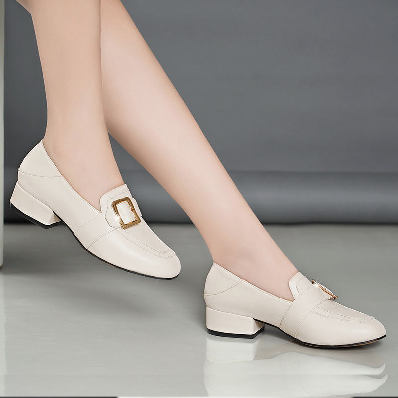 没想到!入秋以后，那些走在时尚前沿的女人都流行穿这样的女鞋