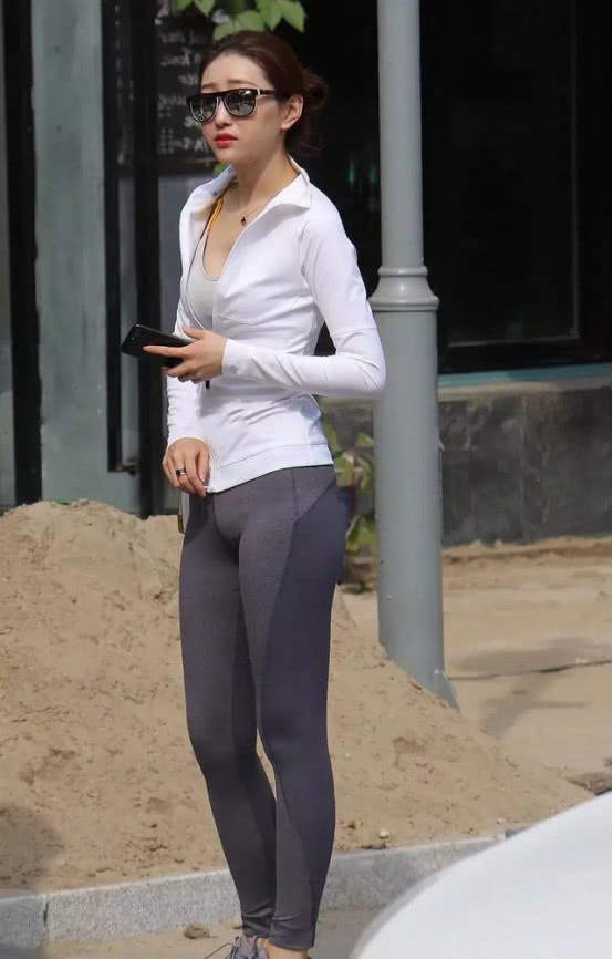 身材好的女生都是爱运动的女生，这样的小姐姐穿瑜伽服也能穿出美