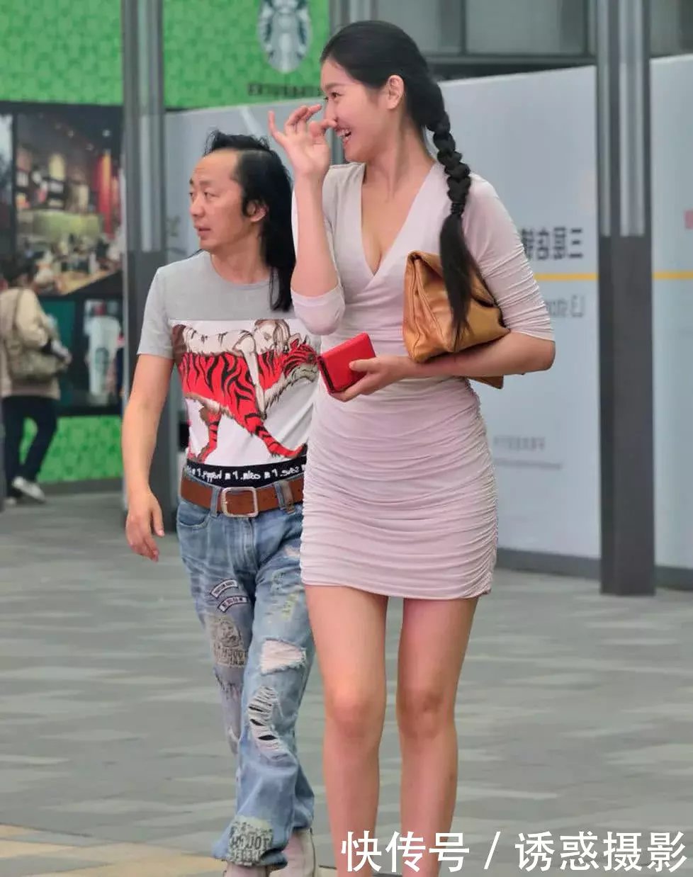 紧身裹臀短裙小姐姐年轻漂亮，走起路来女人味十足