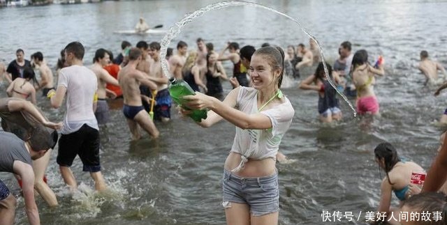 实拍乌克兰泼水节美女大胆豪放，外国游客常抱得美人归