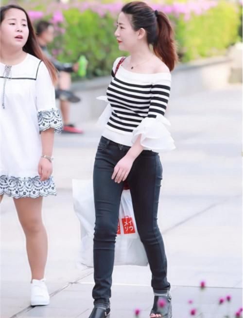  『辣妈』“干豆角”的紧身牛仔裤，让辣妈减龄15岁，网友：真清纯！