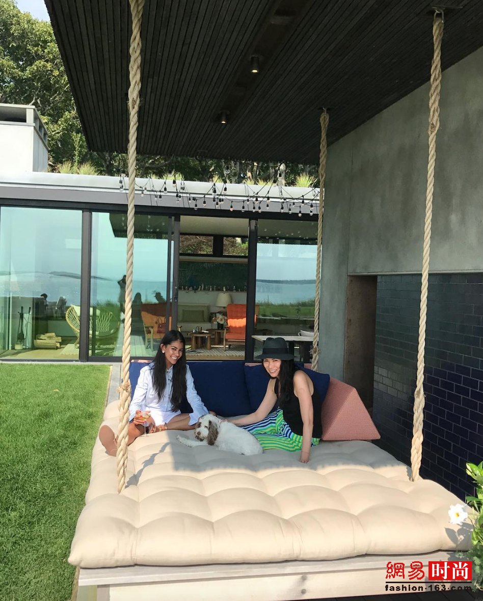 邓文迪穿深v碎花吊带难怪能推倒小27岁男友