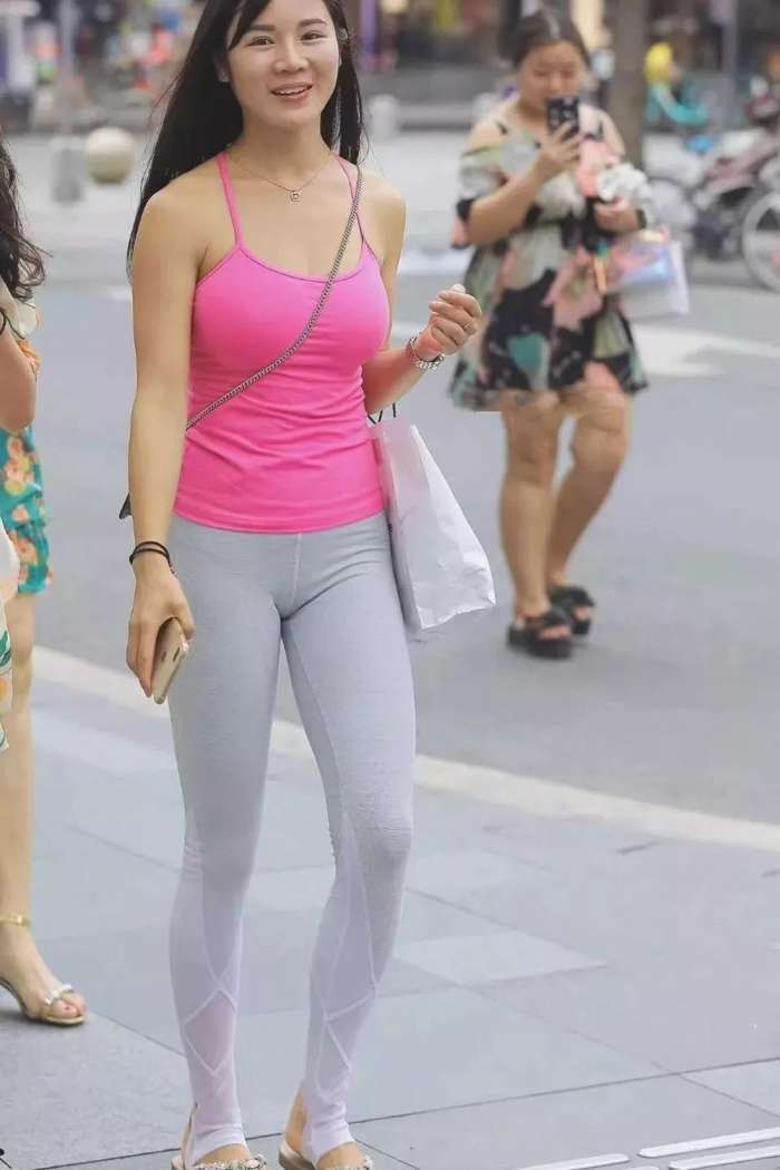 街拍：穿紧身裤美女, 吊带背心藏不住上半身