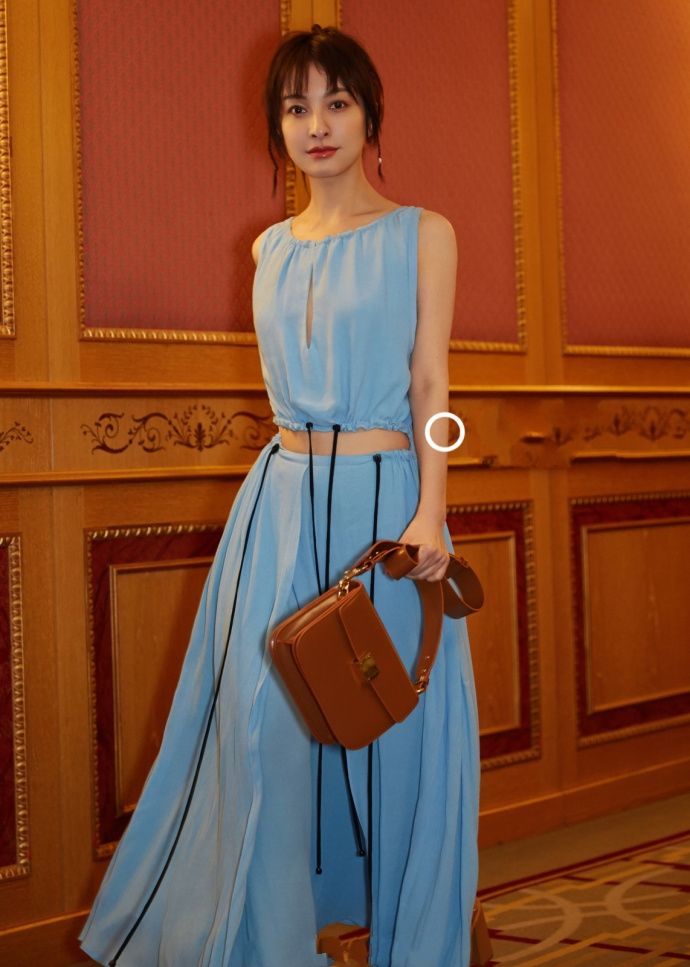 吴昕胆真大，裙子穿到要就断开了，网友：太敢穿了！