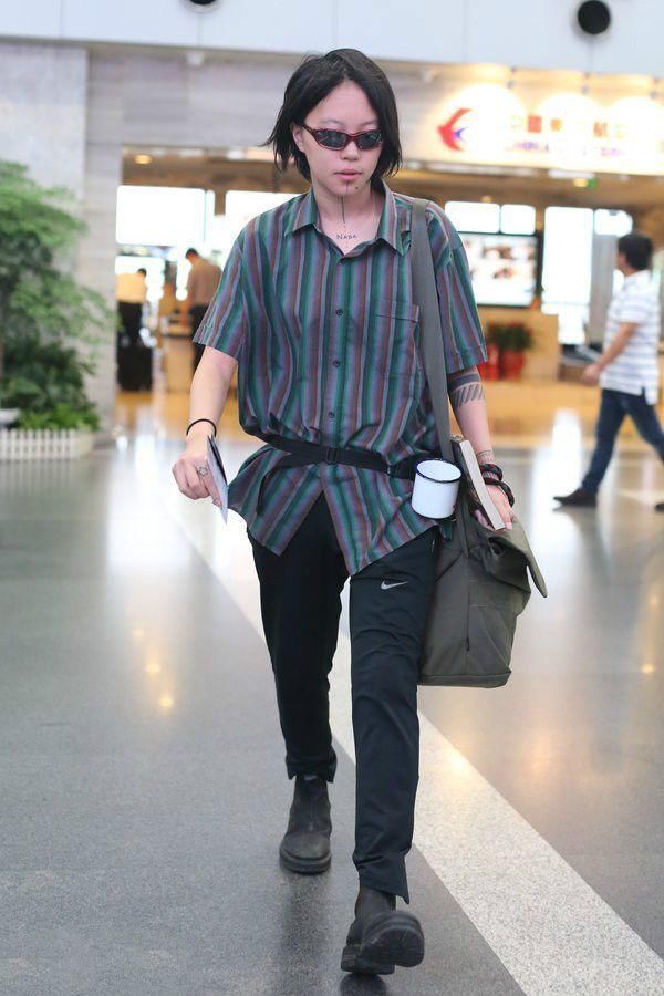 窦靖童背着瓷缸频频出镜，网友:欣赏不了你的穷酸范儿!