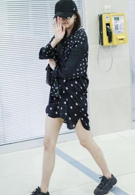 看了关晓彤穿短裤，再看看迪丽热巴，网友：关晓彤的大长腿赢了