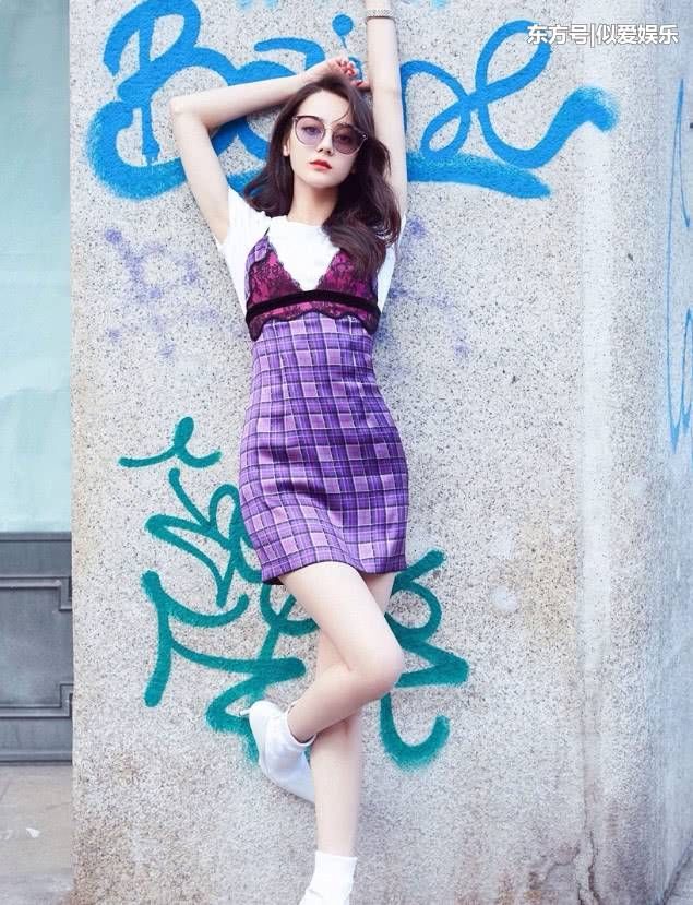 盛世美颜的热巴却被一条蕾丝裙拉低颜值 乍一看还以为是个大妈!