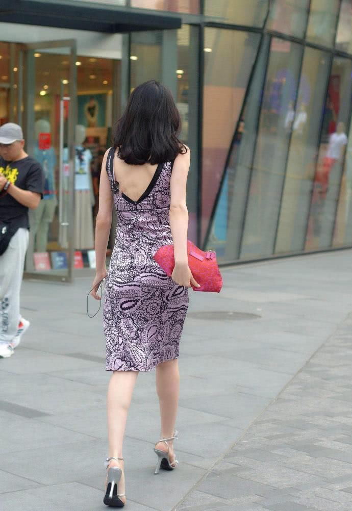 街拍美女:小姐姐穿紧身裙裹出丰腴肉感的臀部曲线,大露背很迷人