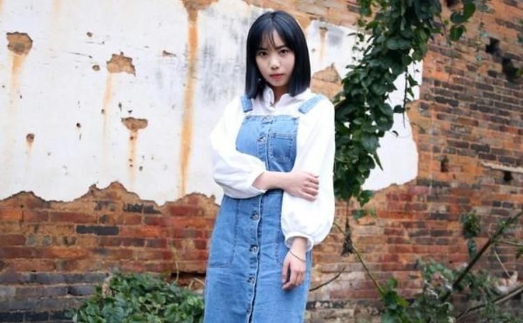  『人人』人人都穿过的strap dress，原来要这样搭配，减龄不像穿围裙