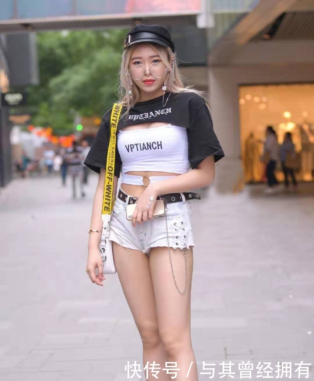 黑白色|非常精致的小仙女穿搭,吊带设计的T恤+牛仔短裤,充满青春活力感