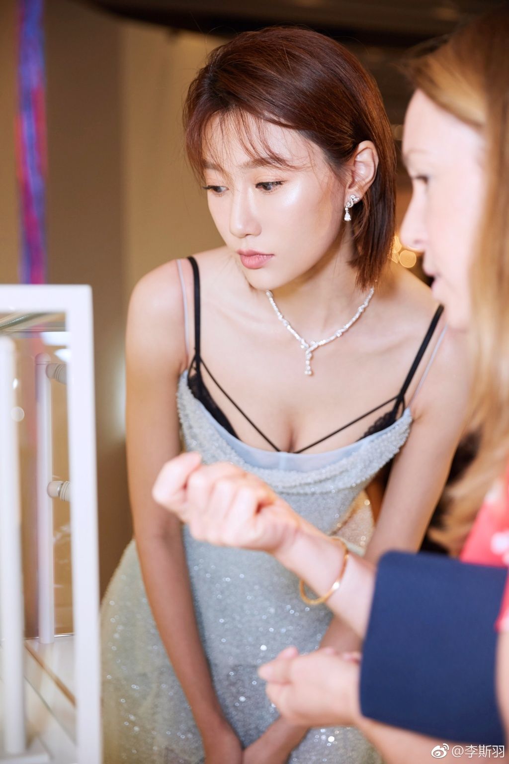 时尚美女主持李斯羽参加某活动,透视装加黑色高跟鞋秀出白皙美腿