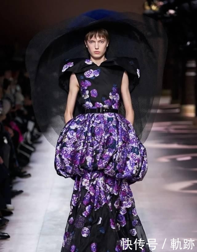  『花朵』2020开春 流行穿“开满花”的裙子，谁穿谁美！