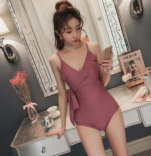 清纯可爱的泳衣美女, 把身材诠释的如此美丽, 让人心花怒放!