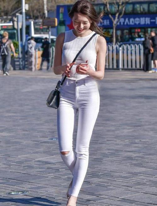 美丽娇艳的抹胸装小姐姐肌肤纯洁白净，甜美的笑容惹人喜欢！