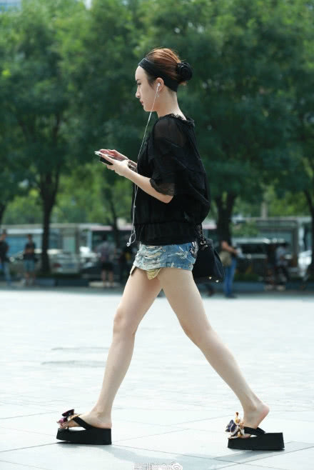 气质小姐姐超短裙搭配短袖T恤，一双逆天大长腿，路人都看呆了