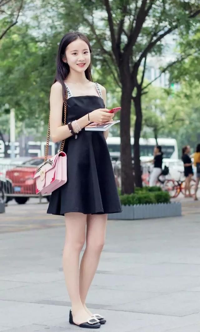 东莞街拍 美女穿蕾丝吊带连衣裙 浓浓的女人味，甜美带着点小性感