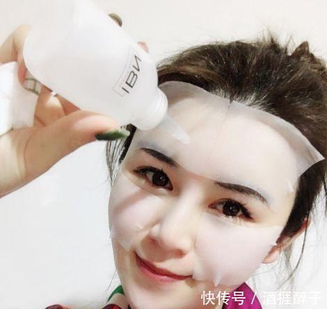  「脸上」爽肤水直接''上手拍''？别听美妆博主瞎说了，这样做浪费水还伤脸