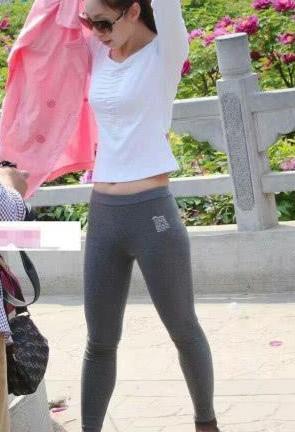 敢穿白色打底裤的小姐姐，真是需要很大的自信！