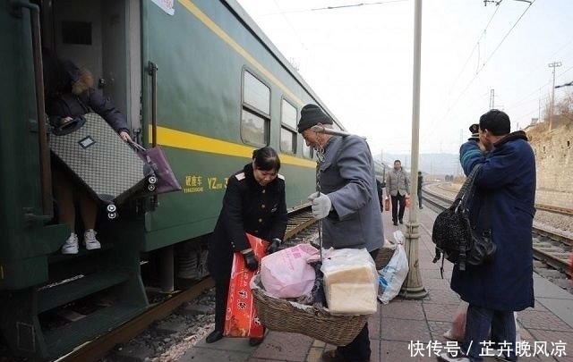 火车上的饭菜不算贵，农民却宁愿挨饿也不买，为啥听老农咋说的