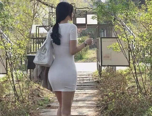 当美女偶遇白色包臀裙，曼妙身姿展现的淋漓尽致！