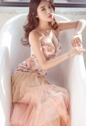 徐冬冬身穿细绳小上衣，网友：她就没有穿过合身的上衣。