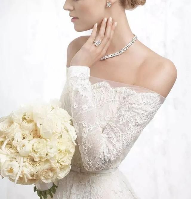『显得更为』婚礼上项链如何戴才美?先看看婚纱领口设计再决定