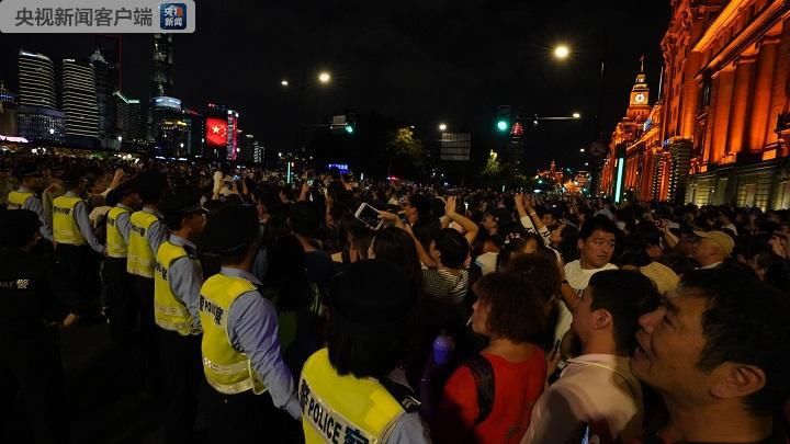 上海外滩迎历史最大客流，“雨刷式过马路”亮相