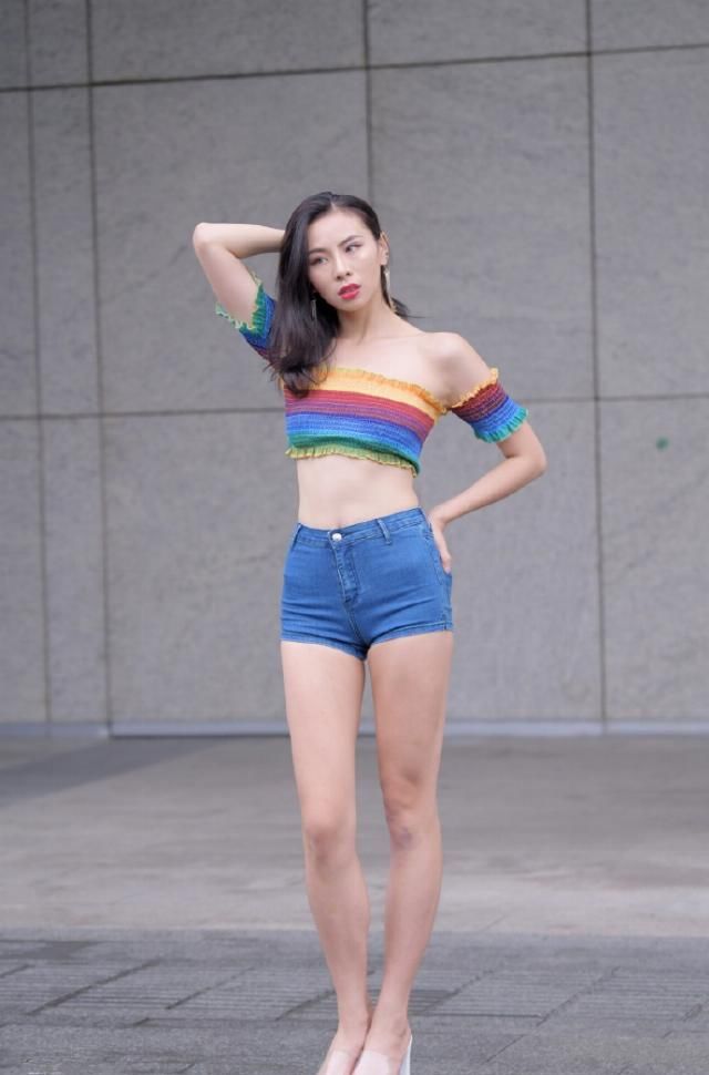  #喜欢#街拍：明明喜欢的是你，却在你面前开着你和别人的玩笑