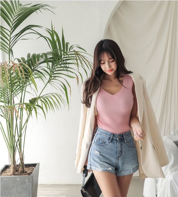 天生尤物般热裤美女，格外养眼迷人！