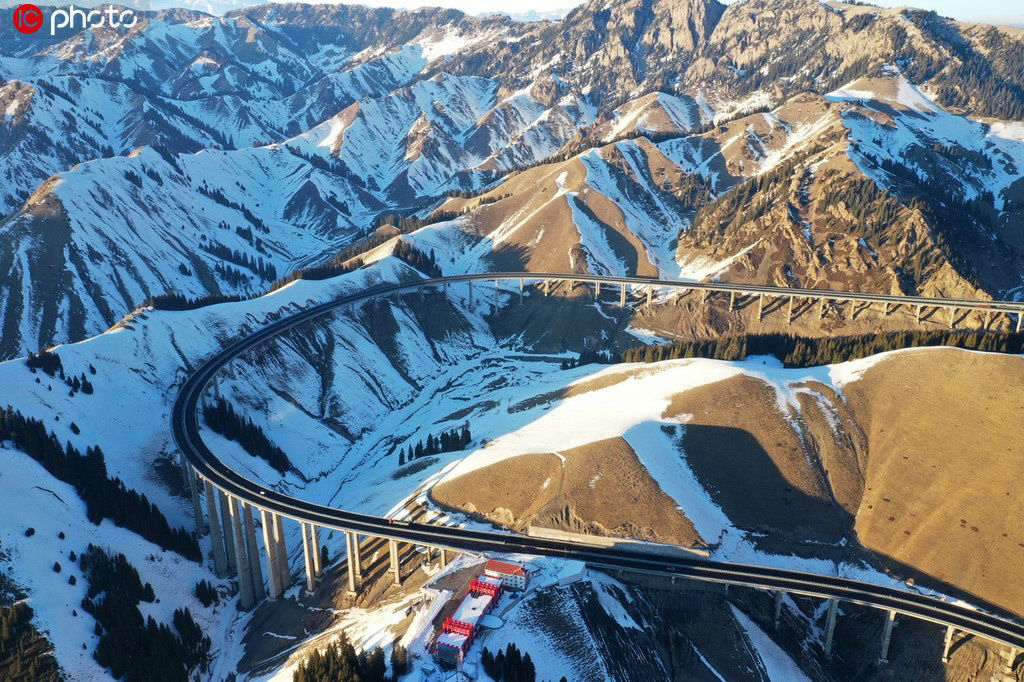 航拍新疆伊犁果子沟冬日景色 天山雪松与白雪相映成趣