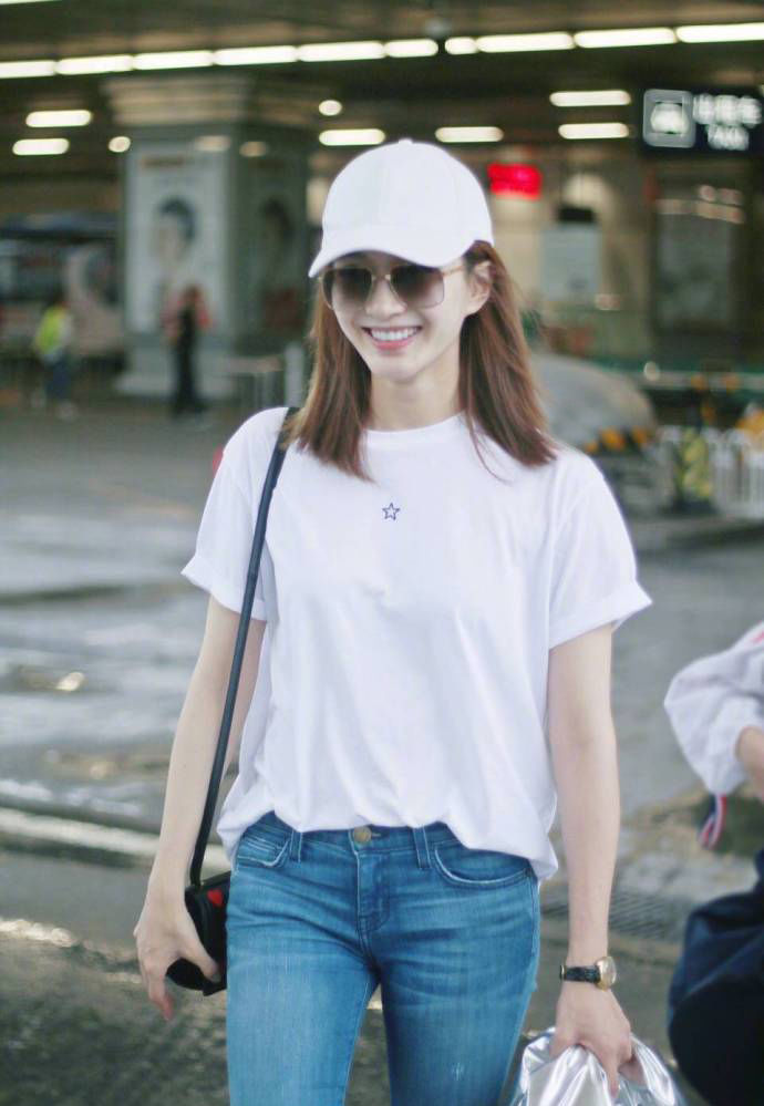 江疏影素颜现身机场，着衣简单，气质满满