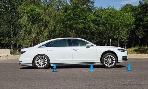  『两台车』35岁事业有成首选，宝马7系与奥迪A8L，谁更值得买？