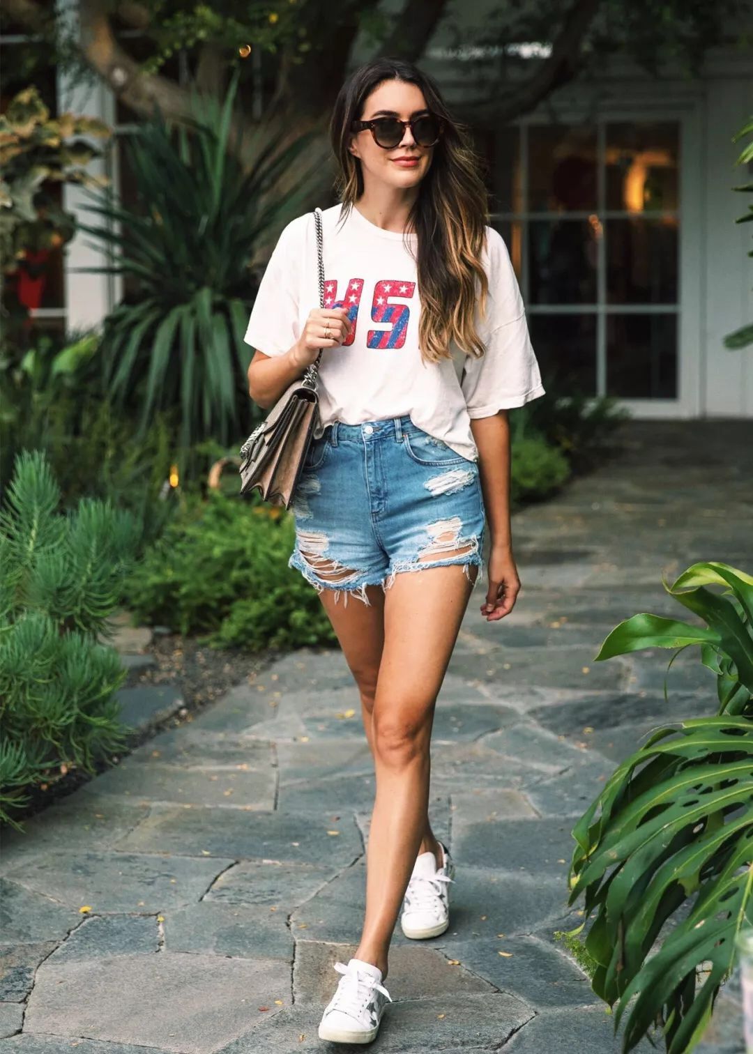 最简单的T恤配最简单的热裤,小短腿拗出大长腿,长腿轰炸~biu~